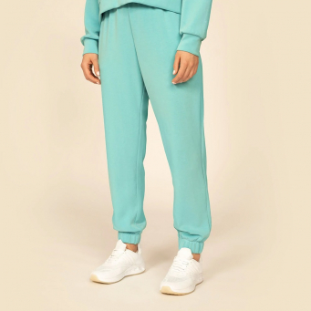 جينز وملابس أسفل